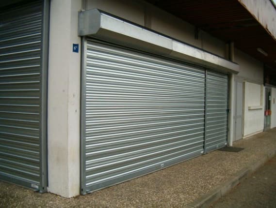Rideaux métalliques à lames pleines galvanisées fermant deux devantures